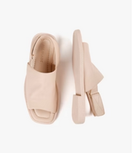 Load image into Gallery viewer, Light pink flat leather sandals