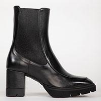 Load image into Gallery viewer, Black ankle boot with block heel and elastic side panel