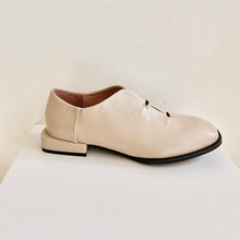 Load image into Gallery viewer, Beige flat shoe 