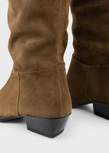 Load image into Gallery viewer, close up of brown suede boots