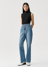Load image into Gallery viewer, woman wearing pointed white boots