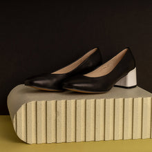 Load image into Gallery viewer, Black leather pumps with white chunky heel