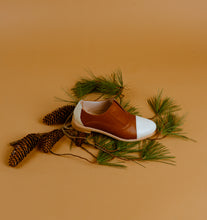 Load image into Gallery viewer, Tan &amp; White Oxfords