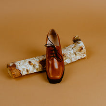 Load image into Gallery viewer, Tan Leather lace-up oxford with square toe