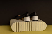Load image into Gallery viewer, Black leather pumps with white chunky heel