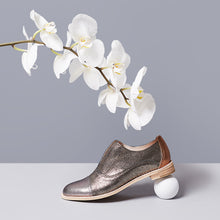 Load image into Gallery viewer, Bronze leather slip-on flat oxfords.