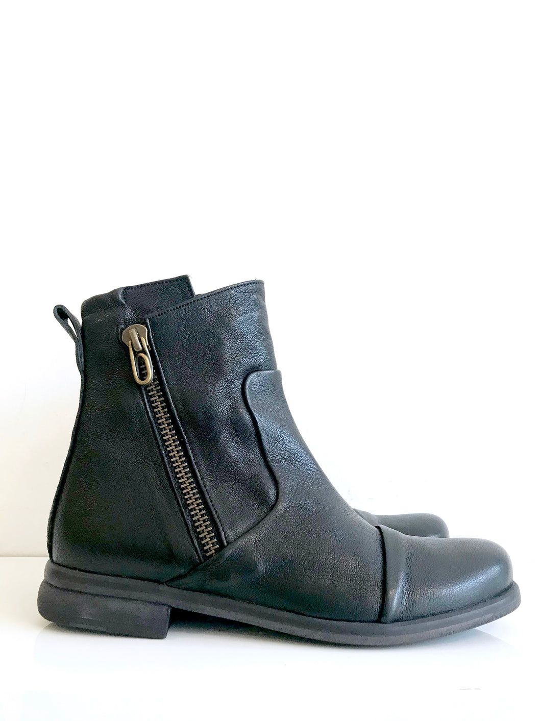P-1170 P MONJO Black Leather Ankle Boot