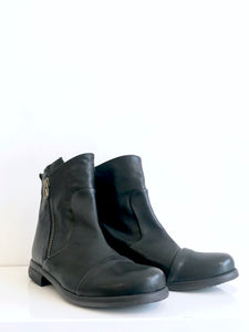 P-1170 P MONJO Black Leather Ankle Boot