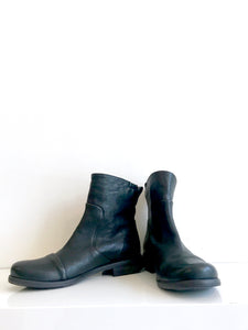 P-1170 P MONJO Black Leather Ankle Boot