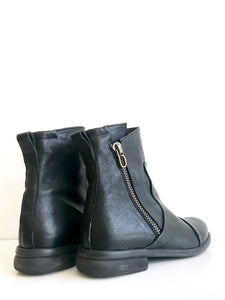 P-1170 P MONJO Black Leather Ankle Boot