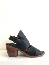 Load image into Gallery viewer, P-1020 Black Vegetable Tanned Sandals