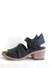 Load image into Gallery viewer, P-1002 - Dark Navy Vegetable Tanned Sandals