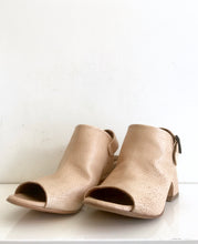 Load image into Gallery viewer, P-1324 Cream Cobra Sandal