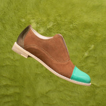 Load image into Gallery viewer, Tan suede with green patent toe oxfords