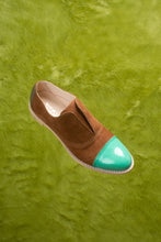 Load image into Gallery viewer, Tan suede with green patent toe oxfords