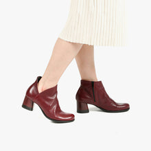 Load image into Gallery viewer, Wine leather ankle boot ALL BLACK Italia