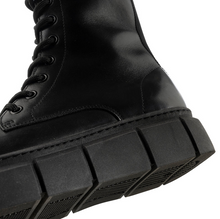 Load image into Gallery viewer, Close up detail of lug sole
