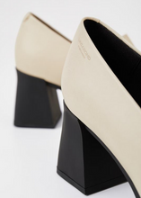 Load image into Gallery viewer, HEDDA Off-White Pumps