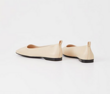 Load image into Gallery viewer, DELIA Off-White Flats