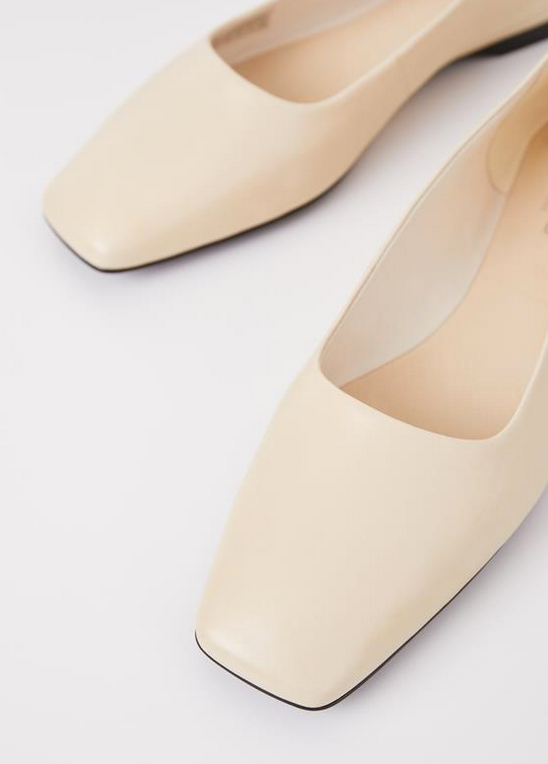 Cream flat shoes 2025